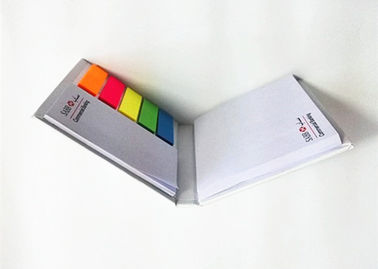 Las notas de cubierta dura con notas adhesivas personalizadas y tiras coloridas